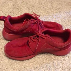 Triple red bike Roshe run